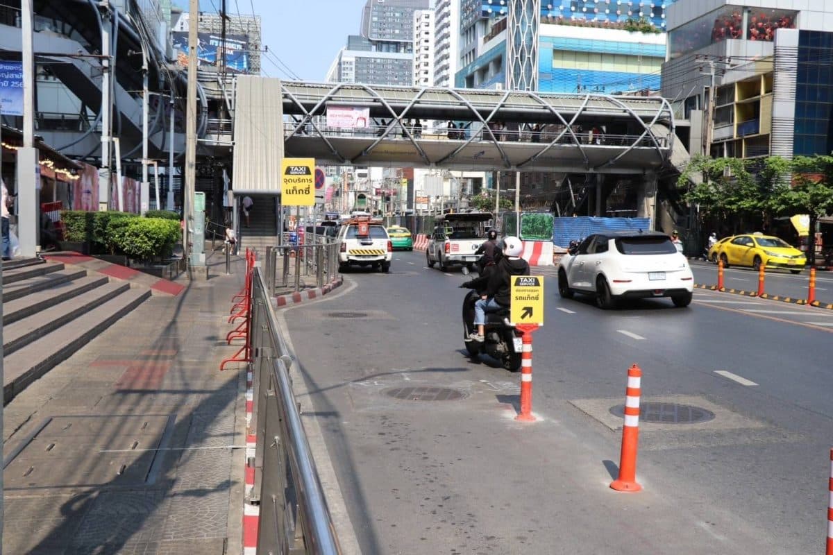 กทม. นำร่องติดตั้งเสากั้นหน้าแพลตตินัม ประตูน้ำ ลดปัญหารถรับจ้างจอดแช่-แก้ปัญหาการจราจรติดขัด