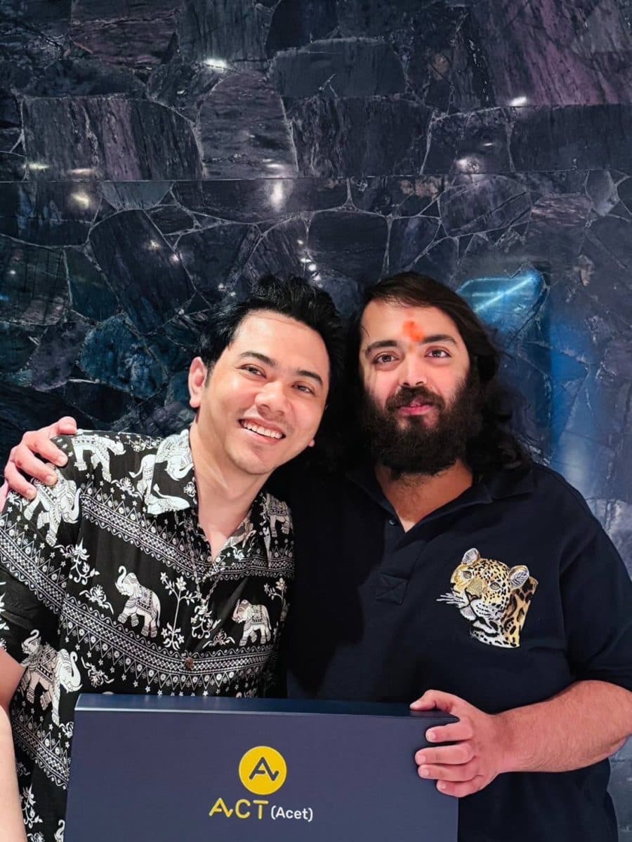 ‘แอ็คมี่ วรวัฒน์’ เผยภาพสุดเอ็กซ์คลูซีฟ มอบเสื้อฮู้ด #iHoldACT ลายช้างเผือก ให้กับ ‘อนันต์ อัมบานี’ มหาเศรษฐีระดับโลก สะท้อนพลังแห่งมิตรภาพและวิสัยทัศน์อันแน่นแฟ้นระดับสากล