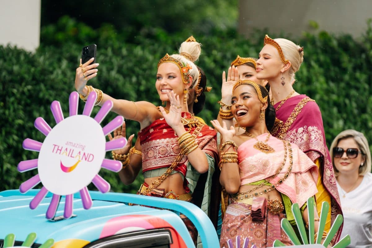 ยิ่งใหญ่! สงกรานต์เซ็นทรัลเวิลด์ เบอร์ 1 ระดับโลก นางสงกรานต์จักรวาล “วิกตอเรีย เคียร์ เธลวิก” Miss Universe 2024 และ ‘ฟรีน-เบ็คกี้”