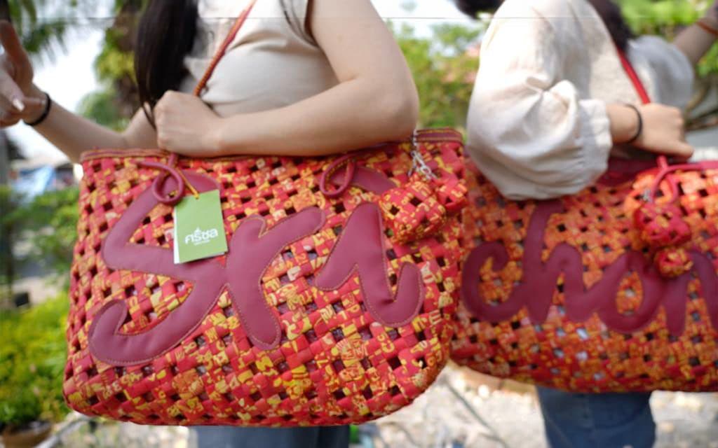 เปิดไอเดีย “กระเป๋ารักษ์โลก” สานจากหางประทัดแก้บน “ไอ้ไข่” ผลผลิตจากงานวิจัยของม.วลัยลักษณ์