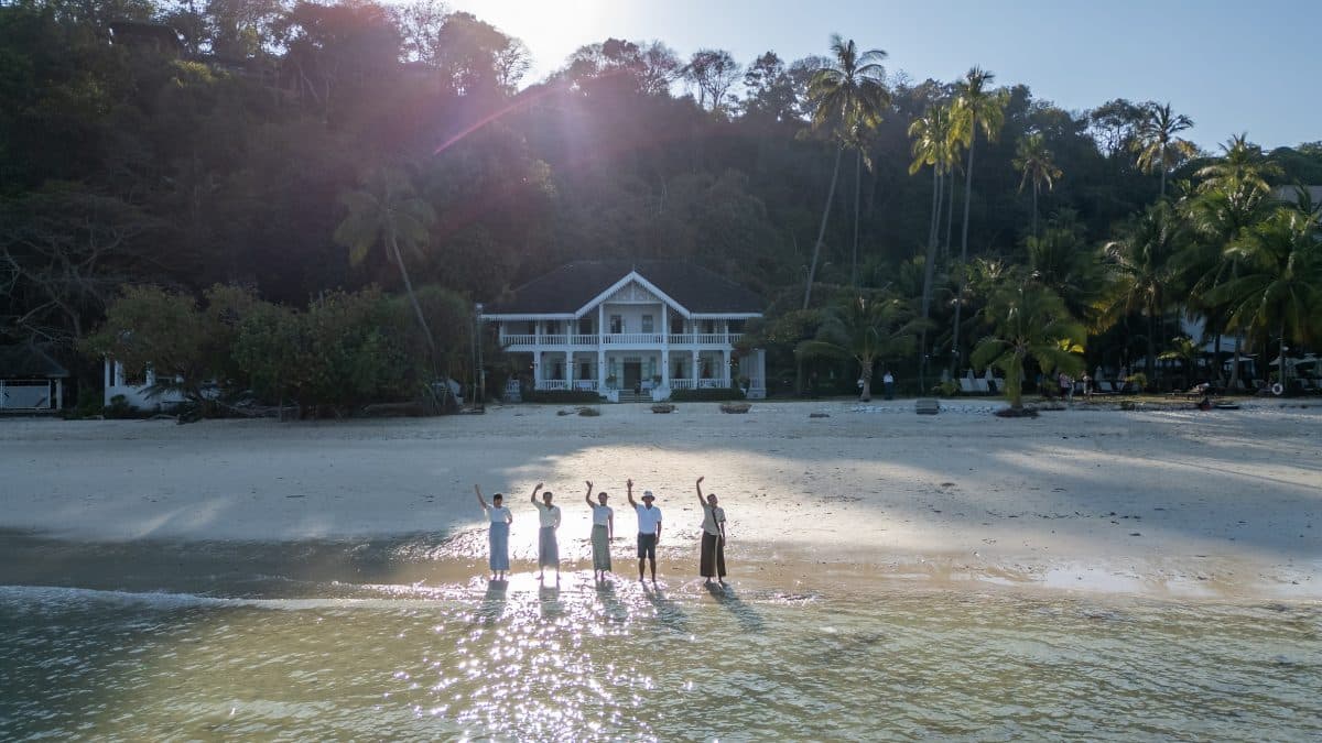 สัมผัสมนต์เสน่ห์ของเพชรเม็ดงามแห่งแหลมพันวา ผ่านฉากตระการตาในภาพยนตร์และซีรีส์ดัง กับ ‘Director Package’ ณ โรงแรมเคปพันวา ภูเก็ต