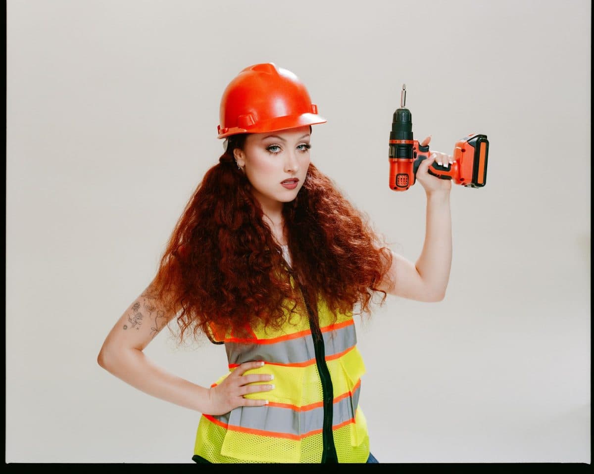 Chappell Roan สวมจิตวิญญาณคาวบอยสาว ส่งเพลงคันทรีย์แสนสนุก “The Giver” พร้อมเล่นใหญ่ สวมบทหลากหลายอาชีพขึ้นปกไวนิล